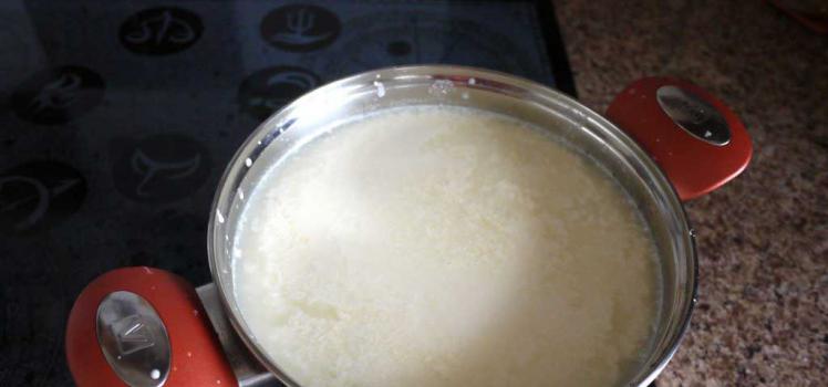 Як зробити сир з прокислого молока