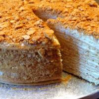 Как да приготвите вкусна медена торта у дома: рецепти със снимки