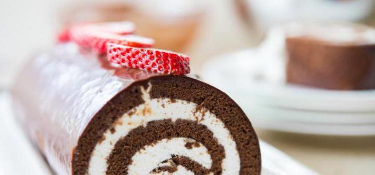 Шоколадово бисквитено руло - проста рецепта за торта със снимки